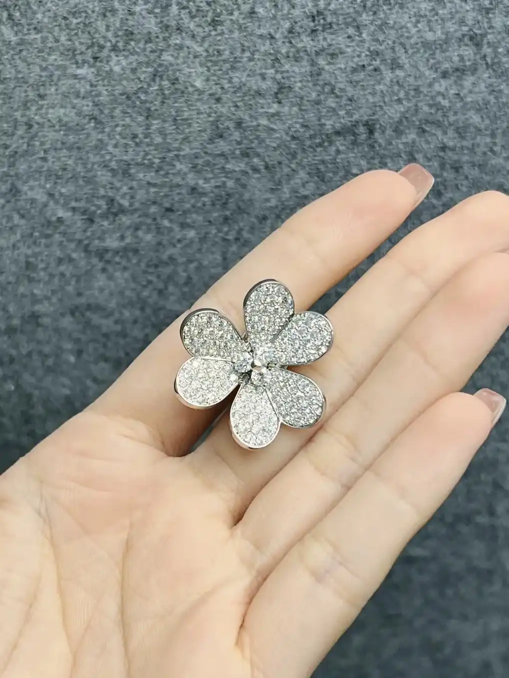 拜仁慕尼黑传奇球星盘点:从贝肯鲍尔到莱万多夫斯基,谁才是永恒的王者?